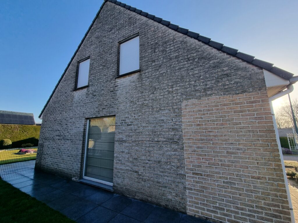 Gevel reinigen met heet water onder lage druk